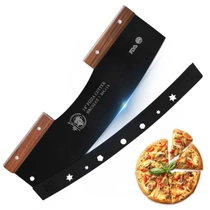 AILUROPODA Kráječ pizzy s ochranným krytem a rukojeťmi z…