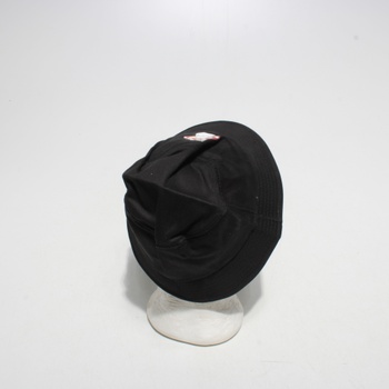 Černá čepice s obvodem 70 cm