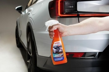 SONAX XTREME Ceramic plastický tmel (750 ml) sa stará o plast a zaisťuje intenzívne osvieženie farieb