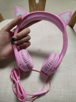 Dievčenské slúchadlá Olyre LED Light Up Cat Ears 85 dB Ochrana sluchu Detské slúchadlá 3,5 mm Jack Ružová