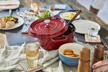 Smaltovaný liatinový kastról STAUB s vekom, všetky zdroje tepla vrátane indukcie, 4 osoby, guľatá, 24