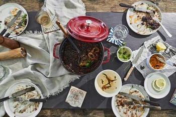 Smaltovaný liatinový kastról STAUB s vekom, všetky zdroje tepla vrátane indukcie, 4 osoby, guľatá, 24
