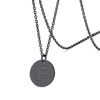 Náhrdelník s iniciálovou medailou FaithHeart, čierno rytý prívesok s písmenom F, okrúhla ozdobná minca
