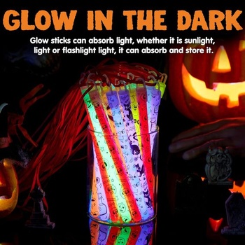 JOYIN 30 ks Halloweenské rôzne svietiace paličky na zavesenie v 8 rôznych vzoroch a 6 farbách pre