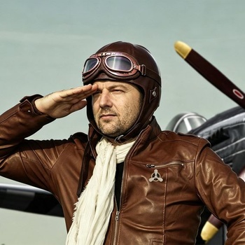 Pilotný kostým pre mužov a ženy – letecká čiapka, letecké okuliare, šatka a brošňa