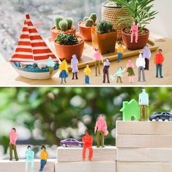 Miniatúrne figúrky Namalu v mierke 1:100, sediace aj stojace
