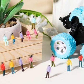 Miniatúrne figúrky Namalu v mierke 1:100, sediace aj stojace
