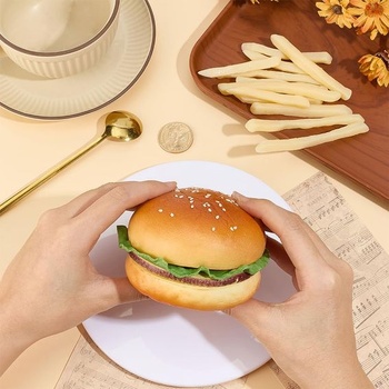 CREATCABIN Umelý hamburger a 12 umelých hranolčekov Realistická replika burgera Živé rekvizity Sada