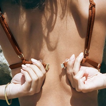 Dámsky set bikín, trojuholníkové bikiny, sexy string bikiny, jednofarebné trblietavé plavky s krivkami