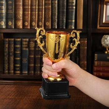 Pohár Xthrotsenk Golden Trophy, Zlatá trofej