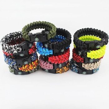 1,6 cm kompas, škrabka na kresadlo, zapaľovač ohňa, píšťalka, pracka, plastový paracord náramok,