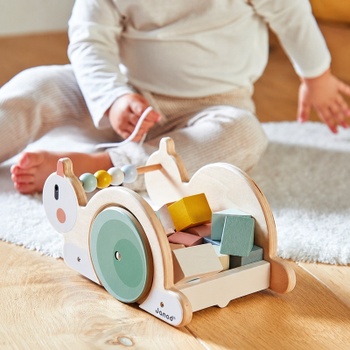 Drevený ťahací vozík Slimák J04054 s 16 kockami, od 18 mesiacov, prírodný - N