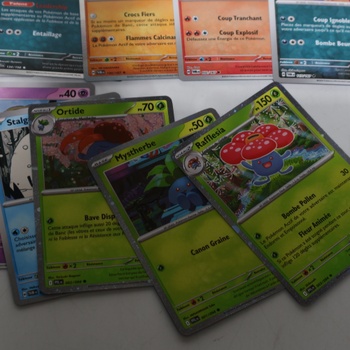 Pokémon: Vylepšený blister s 2 booster balíčkami (2 booster balíčky a 3 lesklé promo karty) z TCG