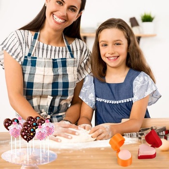 Sada dvou kusů Penitue: kulaté a srdcové formy na cake pops, vykrajovátka a tloučky na cake pops z