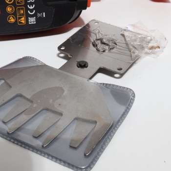 Elektrické nožnice na trávu Black + Decker