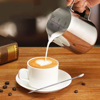 Džbán na mlieko - nerezová oceľová džbán na mlieko s objemom 600 ml/20 oz s odmerkou a perom pre latte