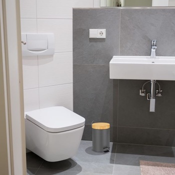 Kúpeľňový kôš Relaxdays, 3 l, kozmetický kôš s mechanizmom pomalého zatvárania, bambusové veko,