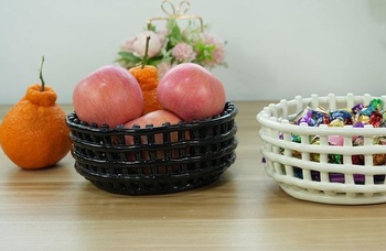 Keramický košík na ovoce, bílý, ručně vyrobený mřížkový design, šířka 46,5 cm, moderní dekorativní