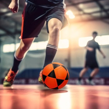 AKTÍVNA PVC halová futbalová lopta, 230–250 gramov, D18 cm, veľkosť 3, oranžovo-čierna, robustná a