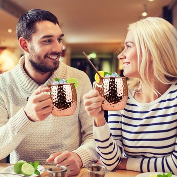 Medené hrnčeky Hossejoy Moscow Mule: Sada 4 kusov – Obsahuje 4 hrnčeky s objemom 550 ml, 4 slamky v