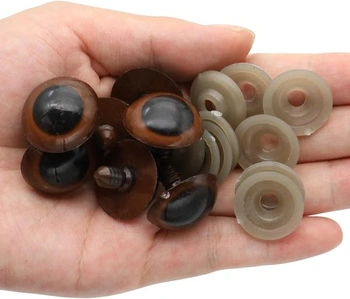 32 dílků, velikost 22 mm, 4 barvy (černá, hnědá, zlatá, průhledná), plastové bezpečnostní oči pro
