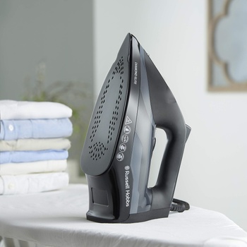 Naparovacia žehlička Russel hobbs 27000 čierna