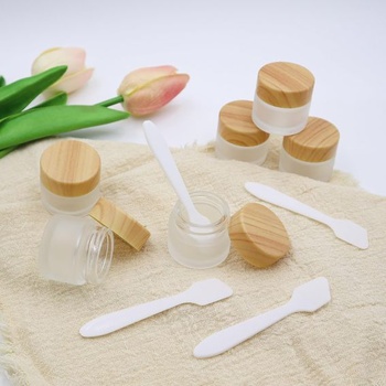 12 sklenených dóz s objemom 10 ml, tégliky na krém, malé priehľadné dózy na masť, dózy na krém