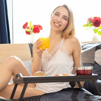 Bambusová tácka na posteľ Relaxdays, skladacia, rukoväte, zvýšený okraj, raňajková a servírovacia, VŠ: