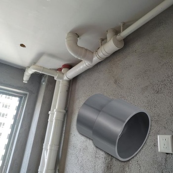 2 rovné PVC spojky potrubia, redukčná tvarovka 90×75 mm, redukčná spojka z PVC, spojovací konektor