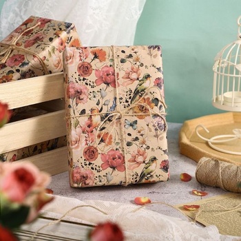 Dárkový balicí papír RUSPEPA Kraft – Mini role – Design kvetoucí květiny a ptáka, ideální na