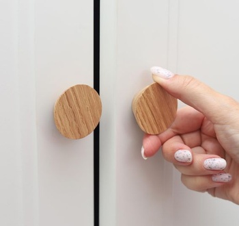 Drevené nábytkové gombíky – okrúhly tvar – priemer 4,1 cm – úchytky skriniek, nábytkové úchytky do