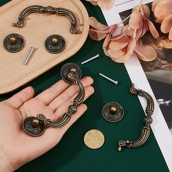 SUPERFINDINGS 6dílné úchytky na zásuvky v antickém bronzu, rozteč otvorů 94 mm, vintage úchytky na