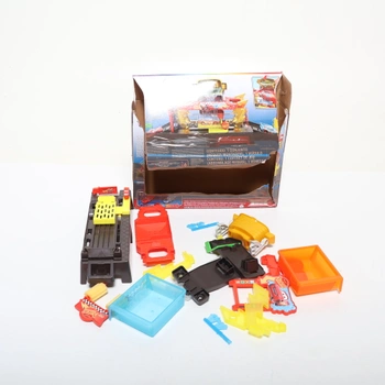 Mattel Disney Pixar Cars Umývacia sada pre závodné autá s autíčkom Bleskom McQueenom s efektom zmeny