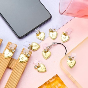 Přívěsky s 2 písmeny, zástrčky do prachu, USB-C, přívěsky s abecedním srdcem a přívěsky s USB-C a