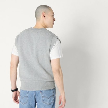 Pánsky top bez rukávov s výstrihom do V Amazon Essentials, voľný strih, veľkosť S, stredne šedý