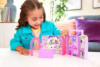 Panenka Polly Pocket a herní sada, Módní přehlídka diskotékové párty, Cestovní hračka po vybalení s