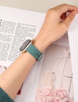 TOYOUTHS Květinový gravírovaný náramek kompatibilní s Fitbit Versa 4/Versa 3/Sense 2/Sense náramek,