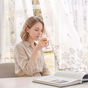 Vangao kvetinové kaviarenské záclony voile bistro sada 2 kusov 65Š x 60Vcm, hnedé kvety, biela a