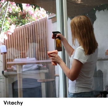 2 lahvičky s rozprašovačem z jantarového skla, 500 ml, silikonová základna, rozprašovač, skleněná