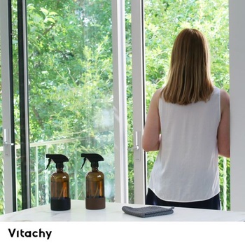 2 lahvičky s rozprašovačem z jantarového skla, 500 ml, silikonová základna, rozprašovač, skleněná
