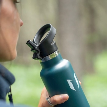 Izolovaná fľaša na vodu Sparrow so slamkou, kovová fľaša na vodu, jablkovo zelená, 750 mililitrov