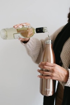 Opakovane použiteľná nerezová fľaša na vodu S'well, 750 ml, pyrit, trojito izolovaná a nepriepustná