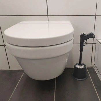 Toaletná kefa v tvare pištole s držiakom v čiernej farbe - udrží vašu toaletu bez škvrnky!