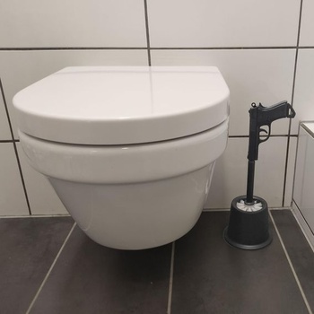 Toaletní kartáč ve tvaru pistole s držákem v černé barvě - udrží vaši toaletu bez poskvrnky!