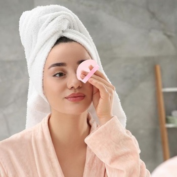 35 trojuholníkových labutieniek, zamatovo mäkké hubky na make-up