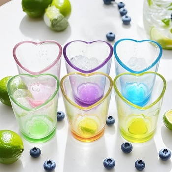 Sada 6 barevných skleniček ve tvaru srdce, 45 ml, vhodná na večírky a Valentýna.