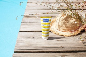 Mustela Opaľovacie mlieko SPF 50, tvár, telo, s avokádom, vhodné pre dojčatá, deti, celú rodinu a
