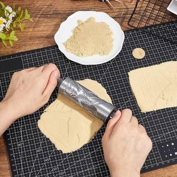 Váleček s texturou hlíny s kolibříkem vyrobený z plastových sloupků, keramické nástroje, válečky,