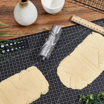 Váleček s texturou hlíny s kolibříkem vyrobený z plastových sloupků, keramické nástroje, válečky,