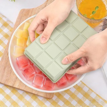 3 kusy silikónových formičiek na ľad s 15 priehradkami a viečkami (3*3*3,3 cm)
